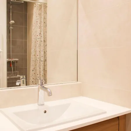 Renovated With Quiet Balcony *