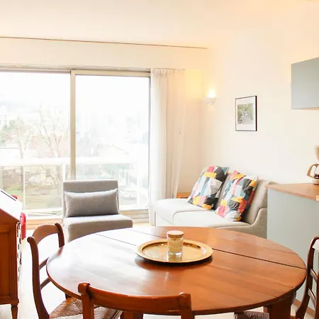 Renovated With Quiet Balcony Apartment *